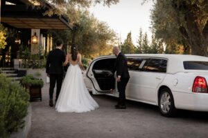 רעיונות לצילומי חתונה עם לימוזינה לבנה בכניסה לגן אירועים באווירה יוקרתית ועדינה
